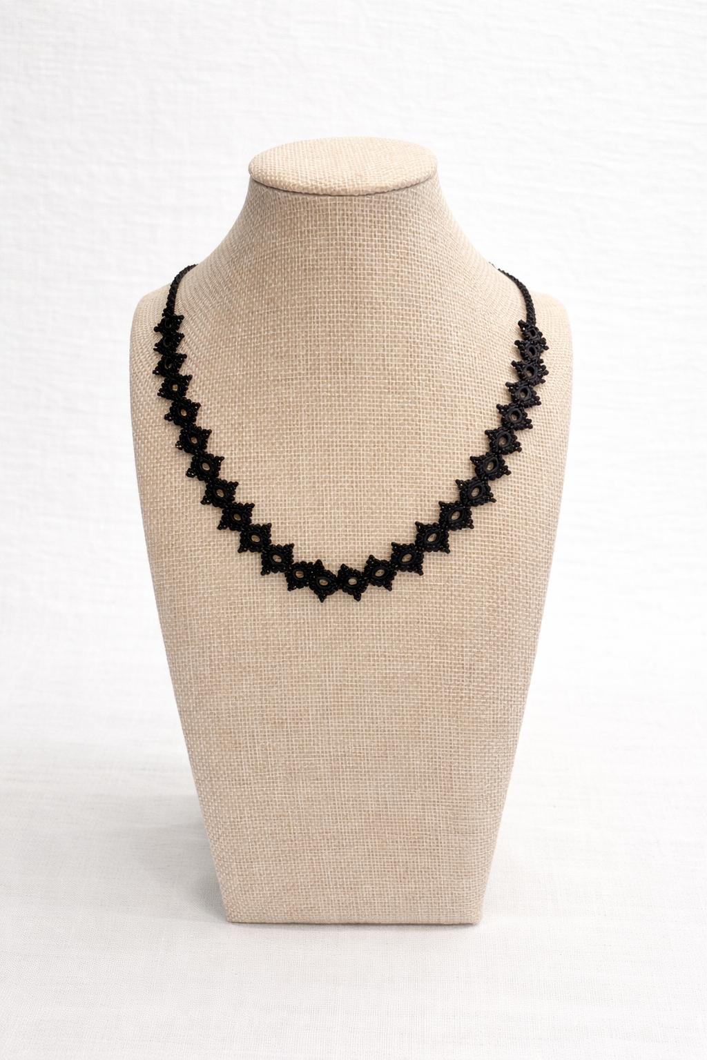 Necklace crochet short rhombus Black