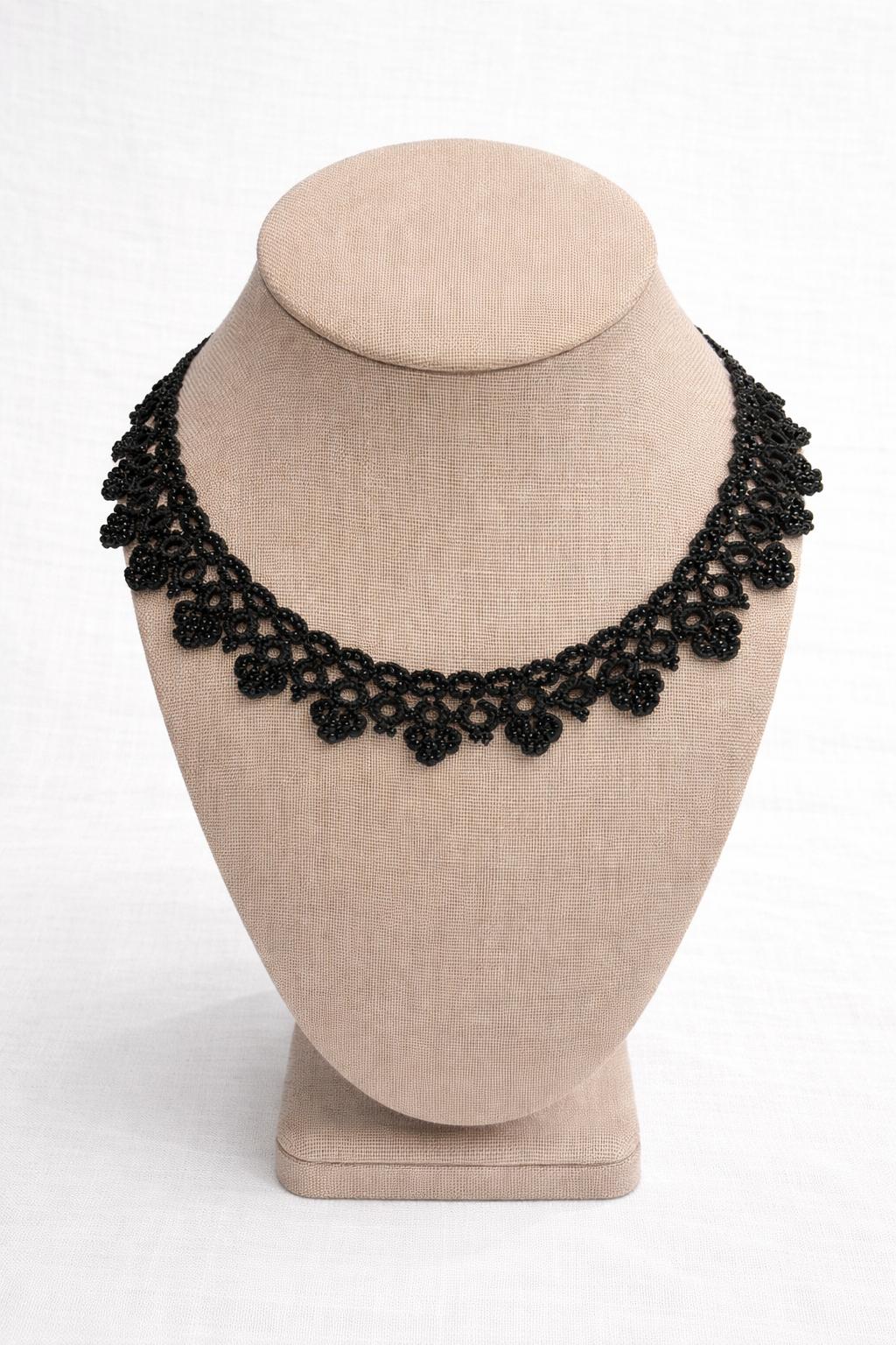 Necklace crochet short circles & leaves Black