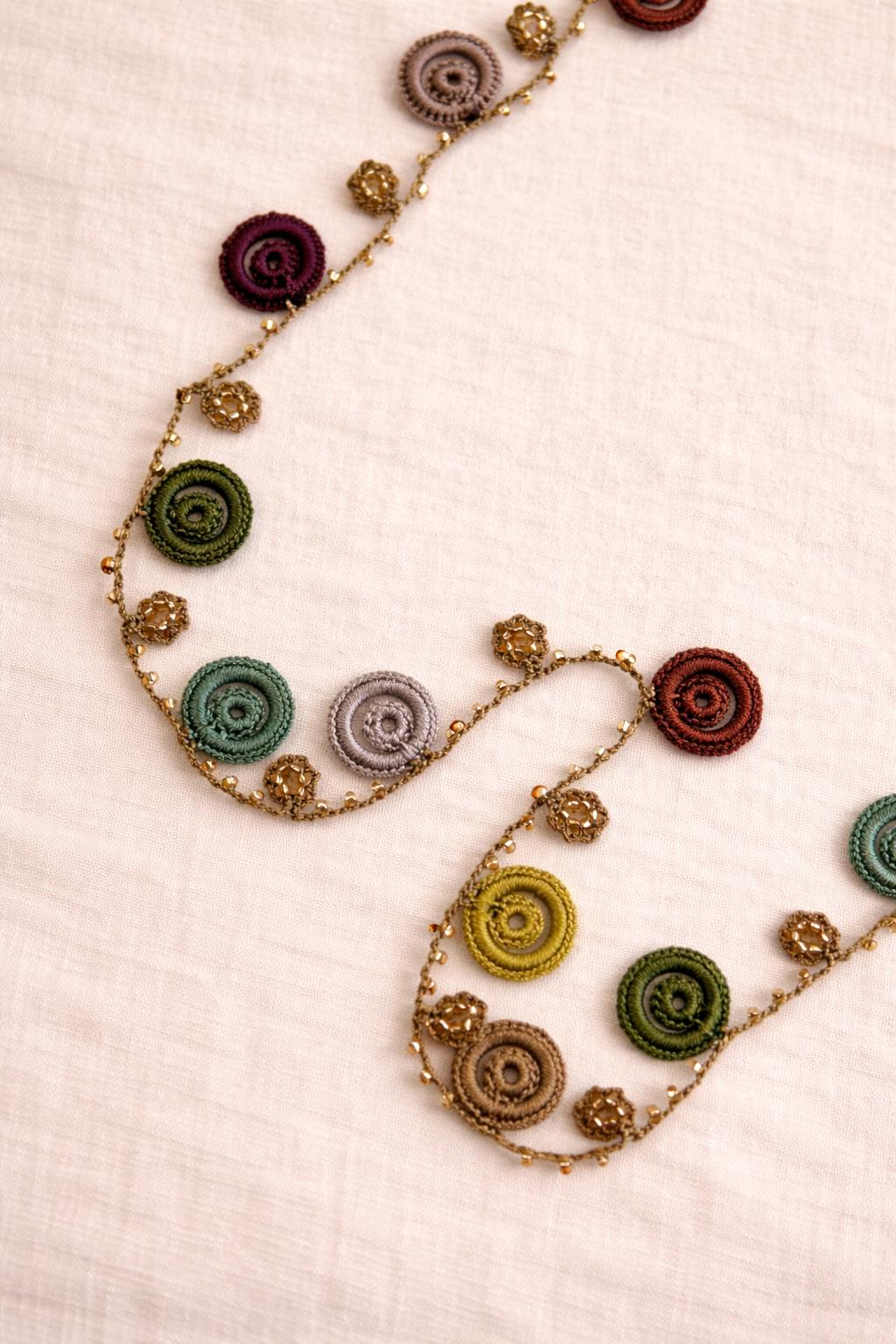 Necklace crochet medium colorful 2 circles Gold