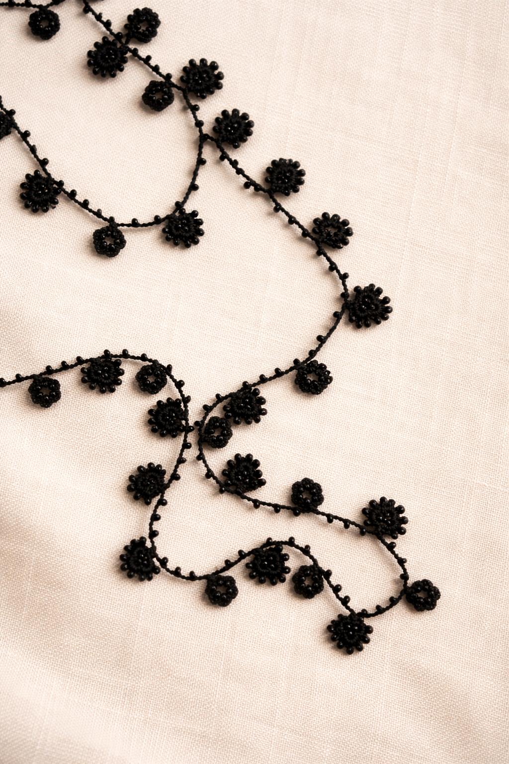 Necklace crochet long shinny circles Black
