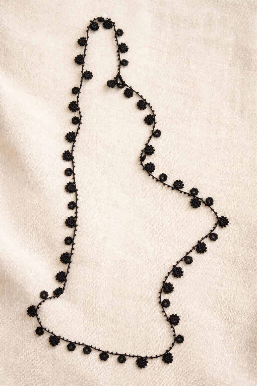 Necklace crochet long shinny circles Black