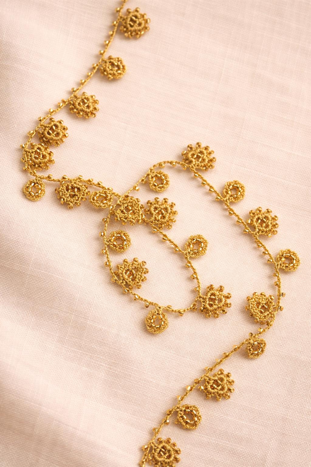 Necklace crochet long shinny circles Gold