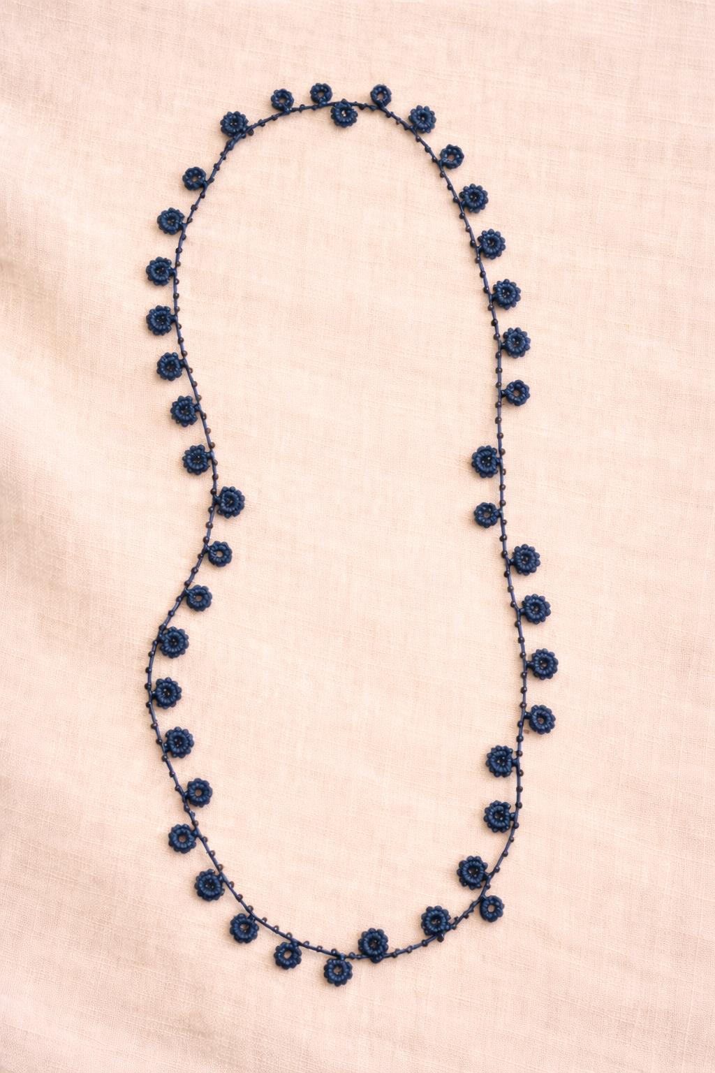 Necklace crochet long shinny circles Dark Blue