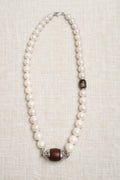 Necklace short pearls with brown cilinder stone