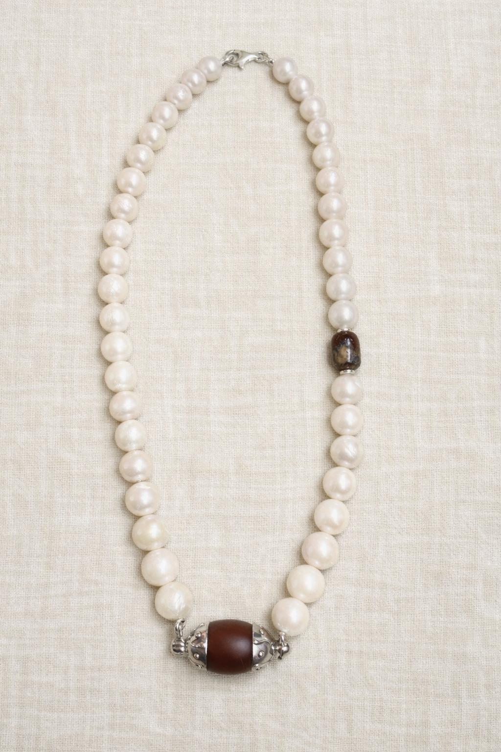 Necklace short pearls with brown cilinder stone
